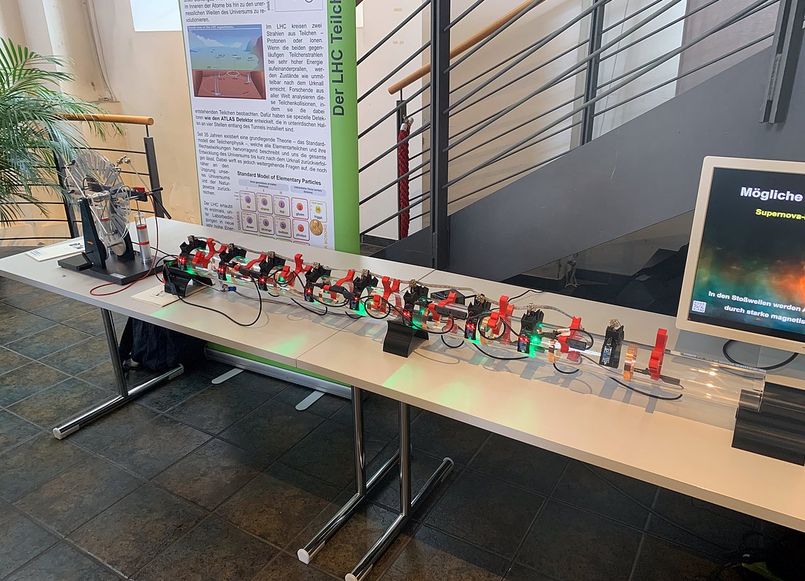Ein Modell eines Teilchenbeschleunigers steht auf einem Tisch.